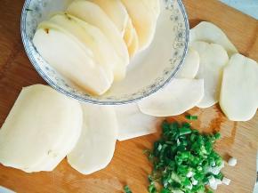 土豆削皮切成薄片。