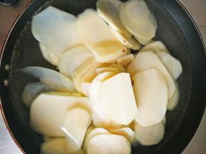 水沸后，放入土豆片。