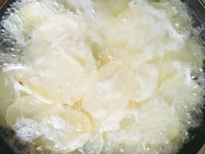 锅开后在煮3分钟即可，细软绵软的可以多煮一会，煮好后的土豆放入凉水过一下。