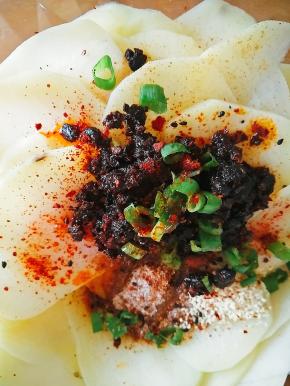 按自己的喜好放入调味品，我放了烧烤调料、盐、鸡精、蚝油、盐、香油调味即可。