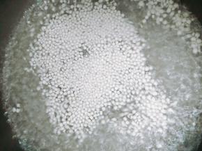 大火烧开，放入西米，煮到西米还剩小白芯的时候关火盖锅盖焖至全透明，这个期间要不断搅拌，防止粘锅。