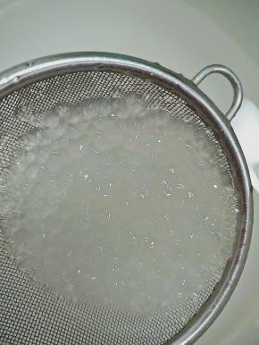 西米全透明的时候捞出放入凉水，保证Q弹得口感。