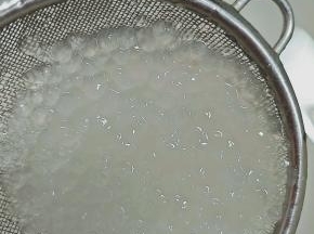 西米全透明的时候捞出放入凉水，保证Q弹得口感。