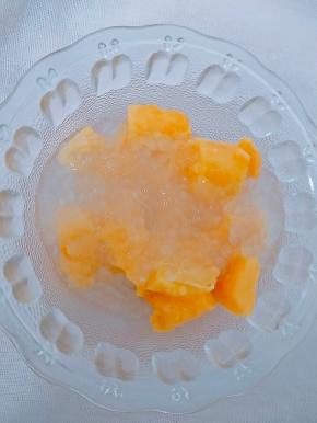 木瓜掏籽切块，放入碗中，放入西米。