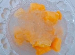 木瓜掏籽切块，放入碗中，放入西米。