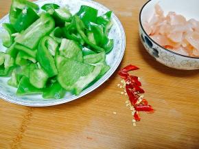 鸡胸肉切片，辣椒切块备用。