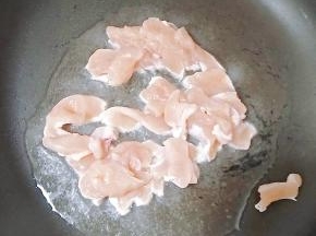 热锅冷油，放入鸡胸肉快速翻炒，待肉变色后放入辣椒。