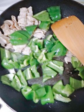 快速大火爆炒，放入鸡精、盐、五香粉、干辣椒调味。