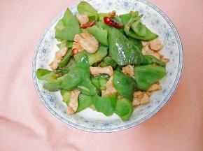 辣椒表面出现虎皮即可出锅装盘。
