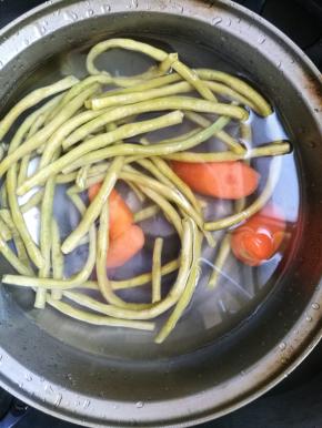 从菜缸捞出酸豆角和酸萝卜备用