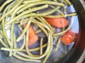 从菜缸捞出酸豆角和酸萝卜备用