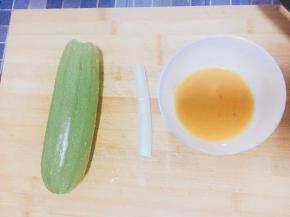 将西葫芦、葱白洗干净，鸡蛋打散。