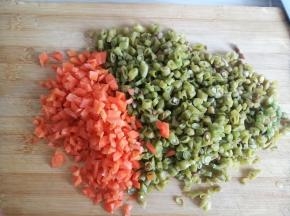 将酸豆角和酸萝卜分别切丁