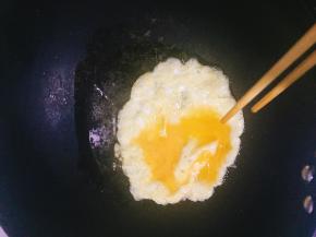 鸡蛋入锅炒熟、盛出备用。
