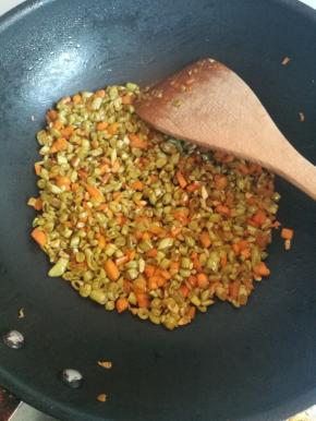 将锅烧热放油，油红后将拌好的材料倒入锅中，翻炒片刻加味精再翻炒片刻即可出锅。