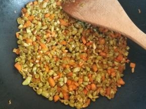 将锅烧热放油，油红后将拌好的材料倒入锅中，翻炒片刻加味精再翻炒片刻即可出锅。