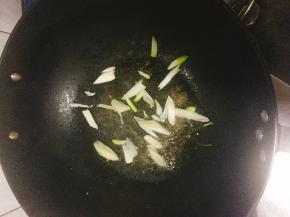锅内到油加葱白翻炒。