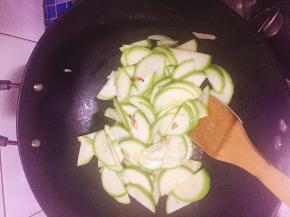 将西葫芦倒入锅内继续翻炒。