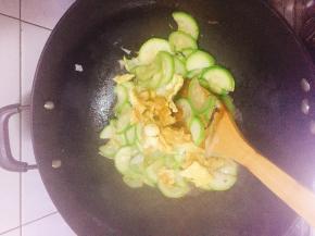 待西葫芦超好后加鸡蛋翻炒均匀并加盐调味。