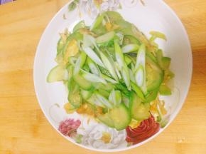 一盘清香可口的西葫芦炒鸡蛋就做好了，看完之后你饿了吗？