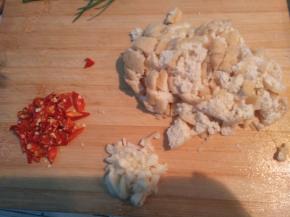 将豆腐切丁，大蒜切丁，辣椒切段备用