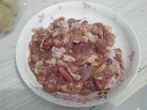 将鸡腿切块，倒入生抽，料酒，盐搅拌均匀