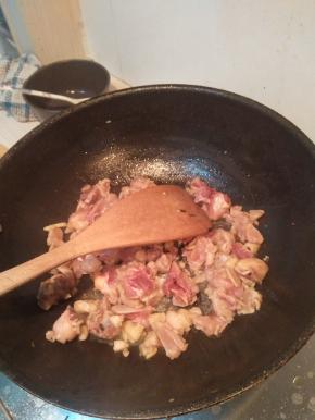 开火，锅热后放油。油红了把鸡块倒入