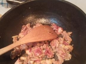开火，锅热后放油。油红了把鸡块倒入