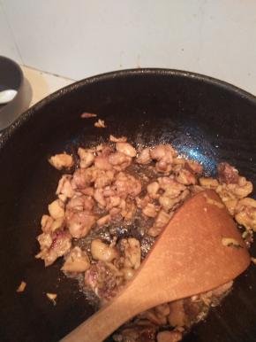鸡肉炒变色后，加水煮三分钟