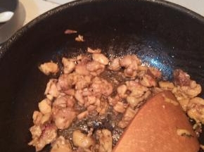 鸡肉炒变色后，加水煮三分钟