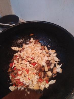 倒入油豆腐，大蒜和干辣椒，翻炒