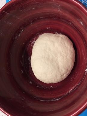 面粉加水搅拌成絮状，夏天用凉水冬天用温水，和成光滑的面团，盖上盖子醒15分钟。