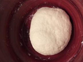 面粉加水搅拌成絮状，夏天用凉水冬天用温水，和成光滑的面团，盖上盖子醒15分钟。