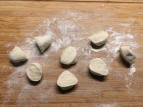 醒好的面团搓成长条后，切成大小均匀的剂子