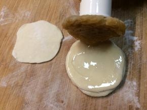 像擀饺子皮一样把剂子都擀成薄片，不需要太薄，但要尽量大小一致。