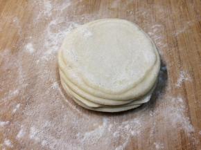 在每个面片上刷油，把所有的面片一层一层叠起来。