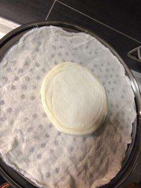 用擀面杖把叠好的面片擀开，从中间向四周擀，正面擀几下，翻过来擀几下这样所有的面片才能擀得比较均匀。擀好后放在蒸锅里，冷水上锅蒸10分钟即可。