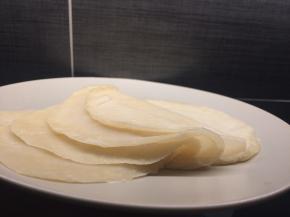 蒸好后一张一张地揭开，卷上喜欢的菜就可以享用了。