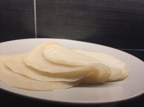 蒸好后一张一张地揭开，卷上喜欢的菜就可以享用了。