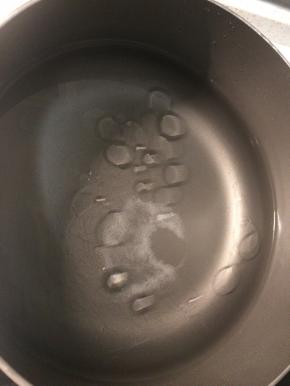 生菜一片一片拆下来洗净备用，烧一锅清水，加一勺盐和油。