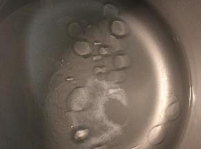 生菜一片一片拆下来洗净备用，烧一锅清水，加一勺盐和油。