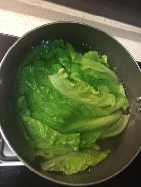 水开后下入洗好的生菜