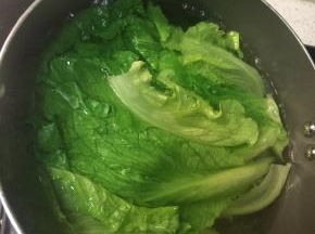 水开后下入洗好的生菜