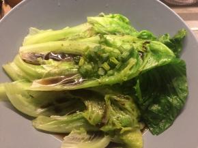 待锅里的水再次沸腾即可将生菜捞出摆在盘里，在生菜上淋上蒸鱼豉油，切一小把葱花放在顶端。