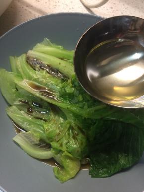 热一勺油，看到油微微冒烟时将油从葱花顶上浇下去。