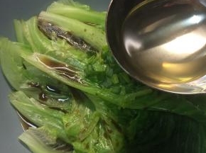 热一勺油，看到油微微冒烟时将油从葱花顶上浇下去。