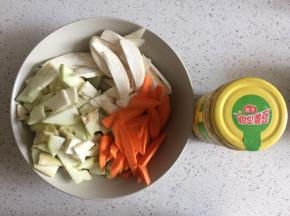 茄子、胡萝卜去皮切片，杏鲍菇切片，大葱切葱花。