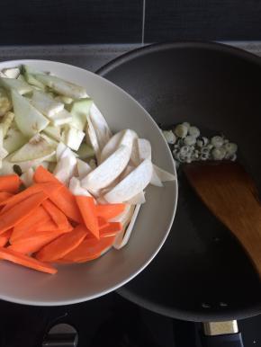 热锅凉油下葱花炒香，下茄子杏鲍菇胡萝卜片翻炒至所有食材软熟。