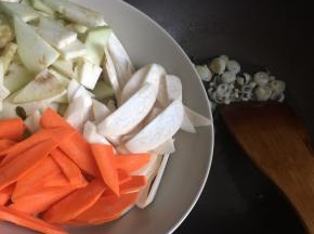 热锅凉油下葱花炒香，下茄子杏鲍菇胡萝卜片翻炒至所有食材软熟。