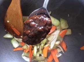 加入一勺黄豆酱翻炒均匀，加入适量食盐调味。